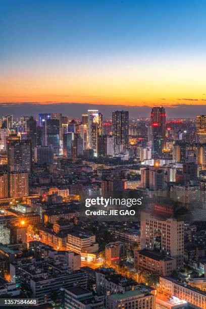 horizonte da cidade noturna de chengdu - chengdu - fotografias e filmes do acervo