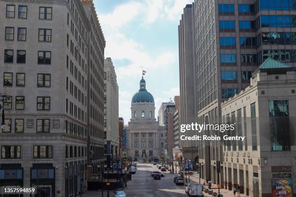 soldiers & sailors monument/monument circle in downtown indianapolis, indiana - indianapolis circle stock pictures, royalty-free photos & images