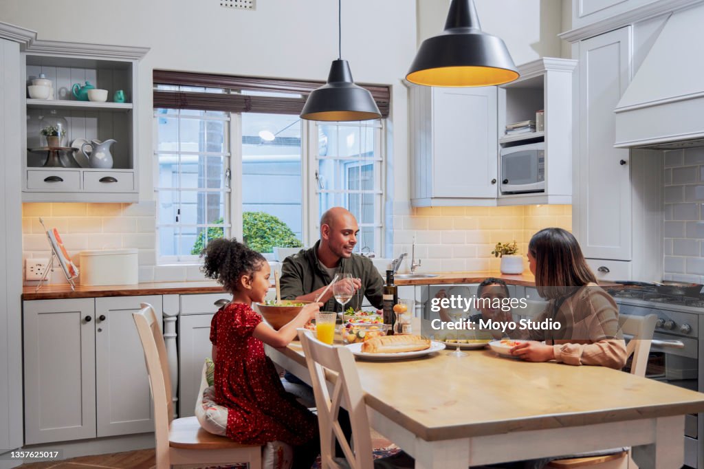 Scatto di una giovane famiglia che si gode un pasto insieme