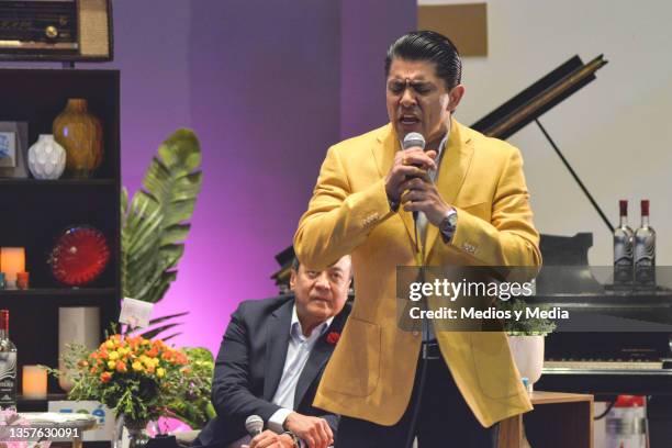 Víctor García performing during the first taping of 'A Ritmo de Bohemia' at Estudios Churubusco on December 6, 2021 in Mexico City, Mexico.