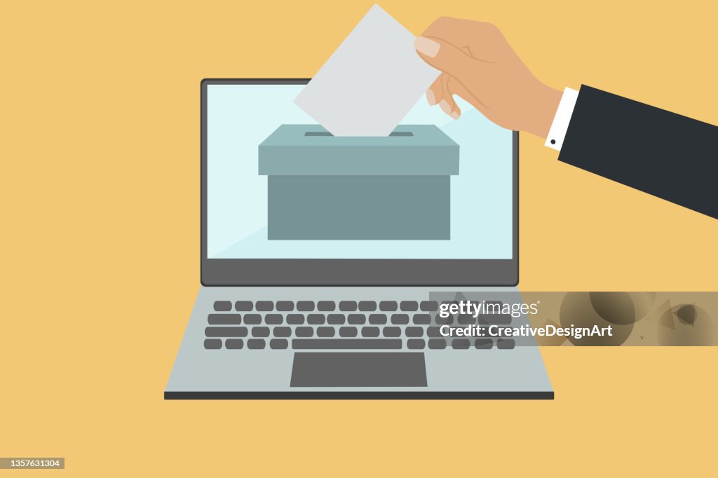 Online-Voting-Konzept mit Hand-Putting-Stimmzettel in der Wahlurne auf Laptop-Bildschirm