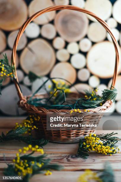 wicker easter basket on a wooden background. - osternest stock-fotos und bilder