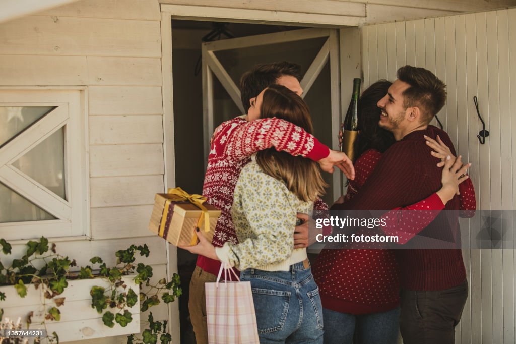 Foto sincera de amigos abrazados a su llegada