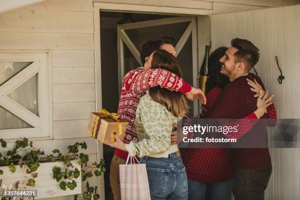 tiro sincero de amigos abraçando na chegada - alo house winter - fotografias e filmes do acervo