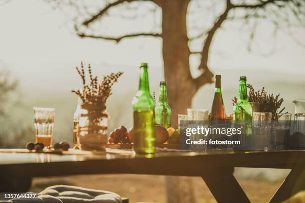 esstisch mit getränken für party im hinterhof im herbst - wine nobody stock-fotos und bilder