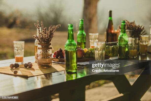 festlicher festtisch aus holz, herbsttag - beer nuts stock-fotos und bilder