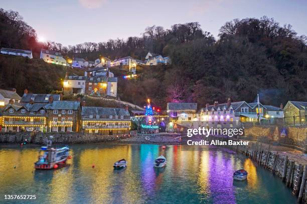 north devon seaside resort of clovelly illuminated at christmas - exeter devon stock-fotos und bilder