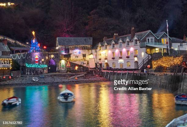 harbour seaside resort of clovelly illuminated at christmas - exeter devon stock-fotos und bilder