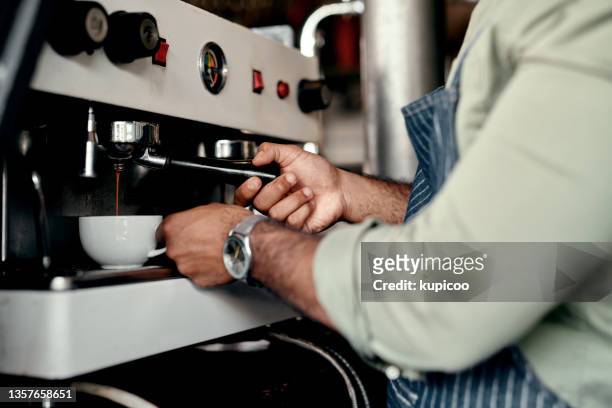 primer plano de un barista preparando café en un café - franchising fotografías e imágenes de stock