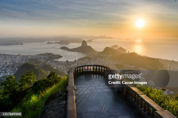 corcovado mountain during sunrise in rio de janeiro, brazil - tijuca stock-fotos und bilder