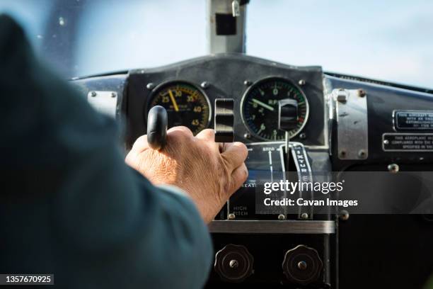 alaskan bush pilot piloting float plane - avião propulsor imagens e fotografias de stock