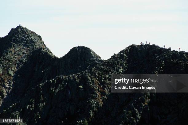 many hikers tackle the precarious knife edge trail on the way to the summit of mt. katahdin in baxter state park, me - baxter state park bildbanksfoton och bilder