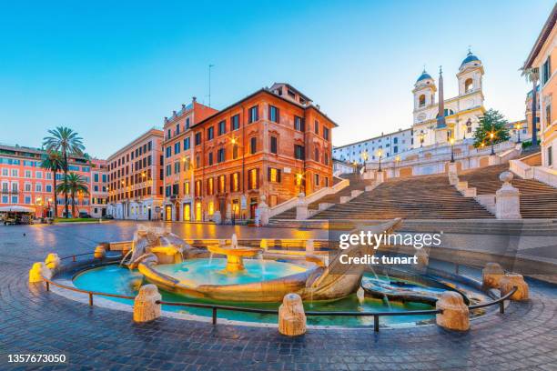 baraccia fountain and spanish steps in spanish square, rome, italy - rome italië stockfoto's en -beelden