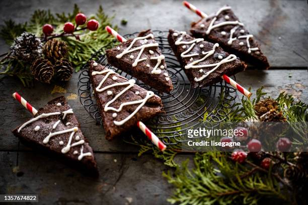 brownies in christmas tree shapes - brownie stockfoto's en -beelden