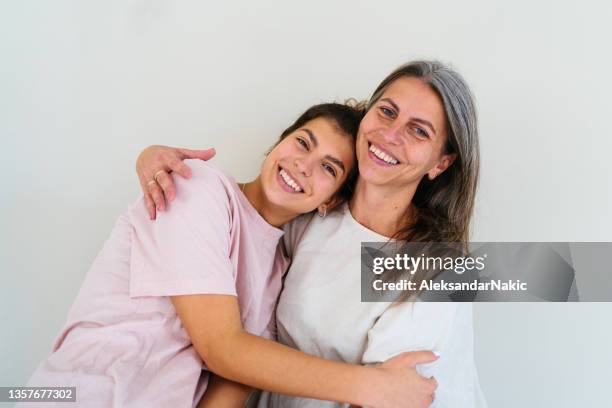 portrait of mother and daughter - mature woman daughter stockfoto's en -beelden