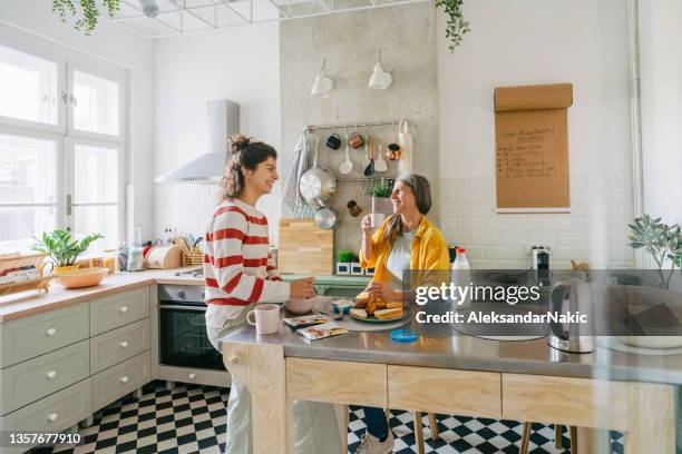 having breakfast together - kookeiland stockfoto's en -beelden