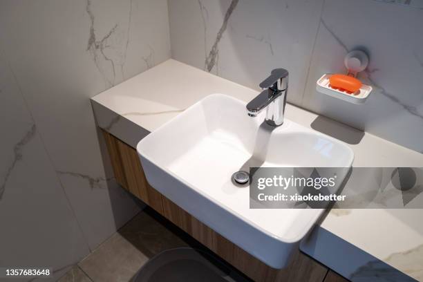 overlooking porcelain bathroom sink - lavabo photos et images de collection