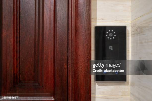 smart door lock at the door of the room - doorbell - fotografias e filmes do acervo