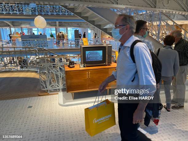 Cliente avec un sac de shopping du grand magasin de la Samaritaine, le 6 juillet 2021 à Paris.