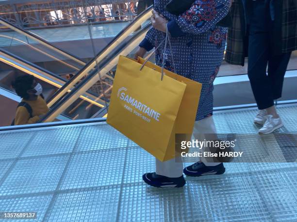 Cliente avec un sac de shopping du grand magasin de la Samaritaine, le 6 juillet 2021 à Paris.