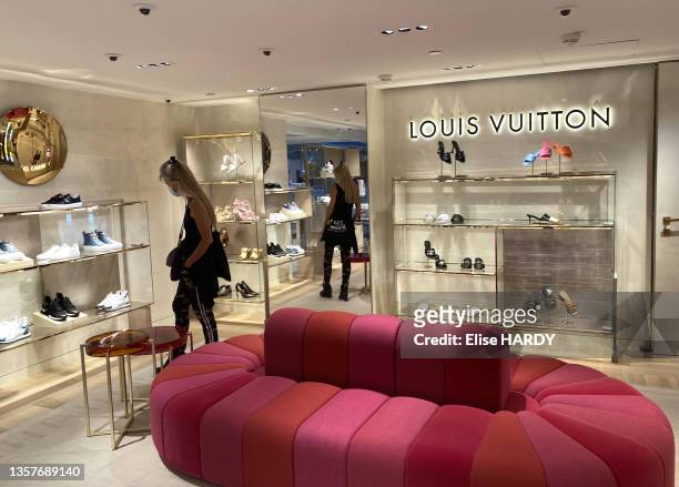 Produits Louis Vuitton en vente dans le grand magasin de la News Photo -  Getty Images