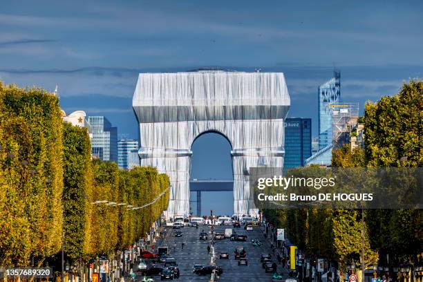 Arc de Triomphe emballé dans une installation posthume de l'artiste Christo et l'Avenue des Champs Elysées le 19 septembre 2021 à Paris.