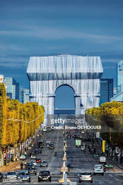 Arc de Triomphe emballé dans une installation posthume de l'artiste Christo et l'Avenue des Champs Elysées le 19 septembre 2021 à Paris.