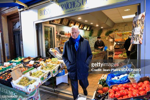 Homme politique Michel Barnier au marché de Sarlat le 27 novembre 2021.
