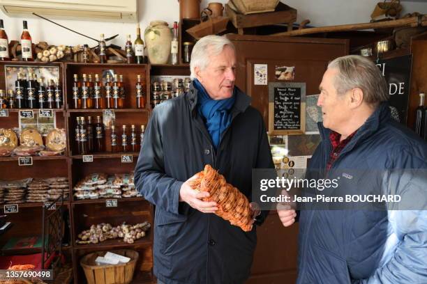 Homme politique Michel Barnier au marché de Sarlat le 27 novembre 2021.