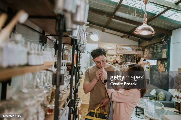 femme asiatique lotion de mesure dans le magasin sans plastique- stock photo - homegrown produce stock photos et images de collection