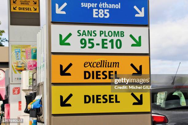 Panneau d'une station essence avec des pompes pour les carburants "Super Ethanol E85, Sans plomb 95-E10, Diesel excellium et Diesel", 19 aout 2021.