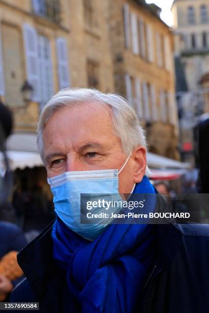 Portrait de l'homme politique Michel Barnier au marché de Sarlat le 27 novembre 2021.