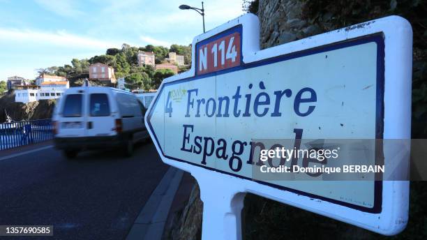 Panneau routier indiquant la frontière espagnole à 4 km sur le N 114, 4 novembre 2021.