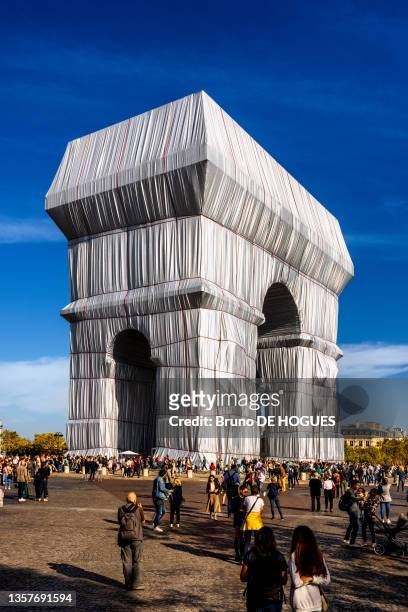 Arc de Triomphe emballé dans une installation posthume de l'artiste Christo le 25 septembre 2021 à Paris.