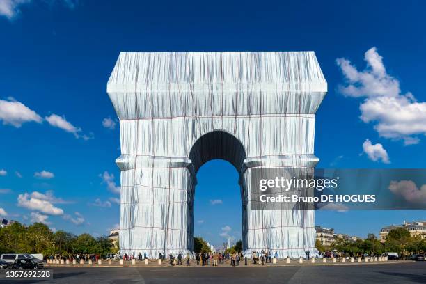 Arc de Triomphe emballé dans une installation posthume de l'artiste Christo le 19 septembre 2021 à Paris.