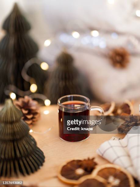 glögg mulled wine traditional christmas drink - drink dark background stockfoto's en -beelden