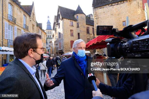 Homme politique Michel Barnier avec un masque interviewé par M6 au marché de Sarlat le 27 novembre 2021.