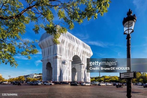 Arc de Triomphe emballé dans une installation posthume de l'artiste Christo le 22 septembre 2021 à Paris.