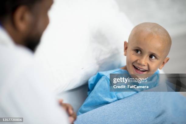 médico que visita a un paciente joven con cáncer - cancer infantil fotografías e imágenes de stock