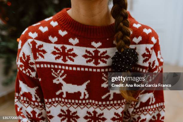 christmas sweater - zöpfchenfrisur stock-fotos und bilder