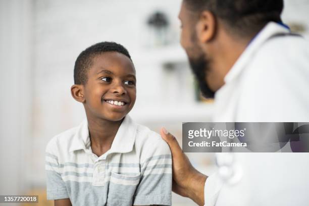 giovane ragazzo a un check-up - doctor with child foto e immagini stock