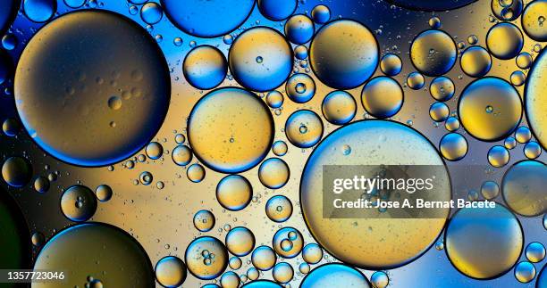 full frame of molecular structure of liquids in motion. - chemistry macro stock-fotos und bilder