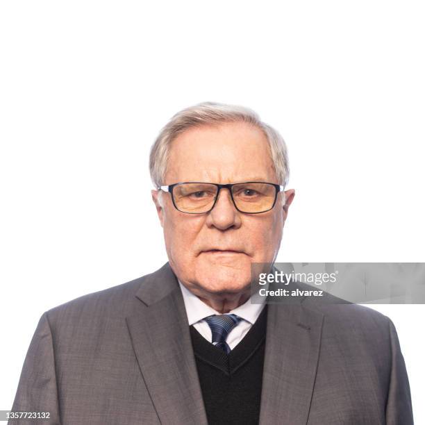portrait d’un homme âgé sérieux aux cheveux blancs - cravate fond blanc photos et images de collection