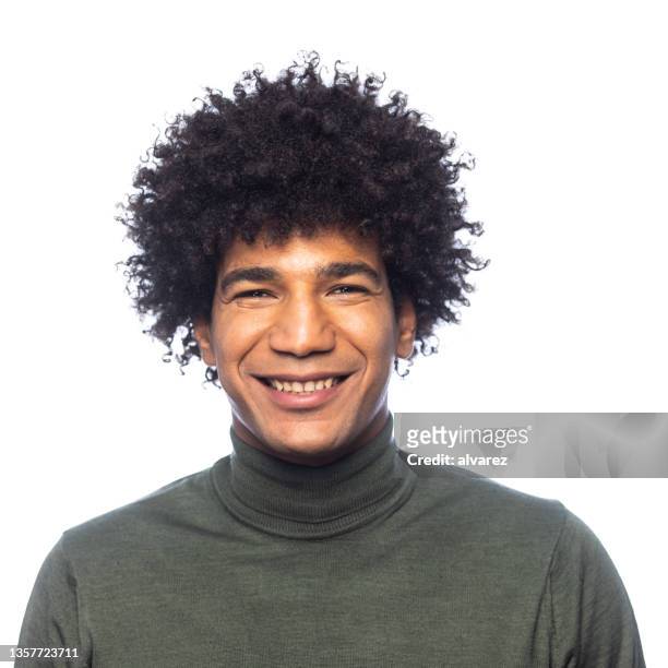 hombre sonriente y amigable de etnia norteafricana retratado en un estudio frente a un fondo blanco - square neckline fotografías e imágenes de stock