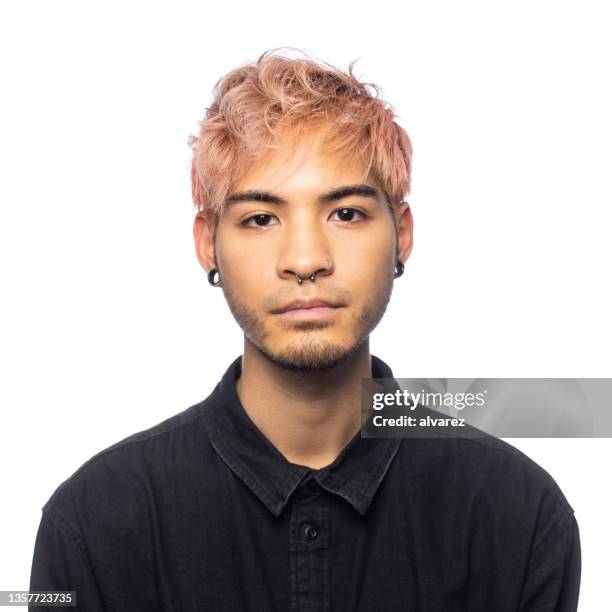 retrato de estudio de un hombre serio con cabello rosa - cabello-teñido fotografías e imágenes de stock