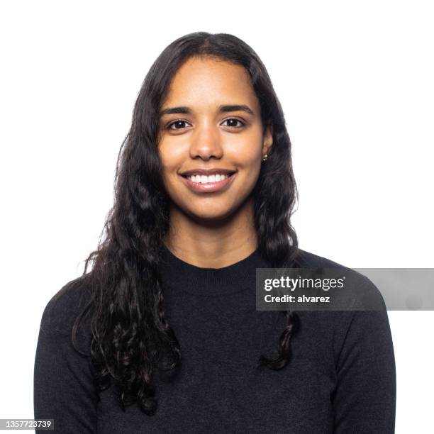 studioporträt einer lächelnden jungen latinerin - white background stock-fotos und bilder