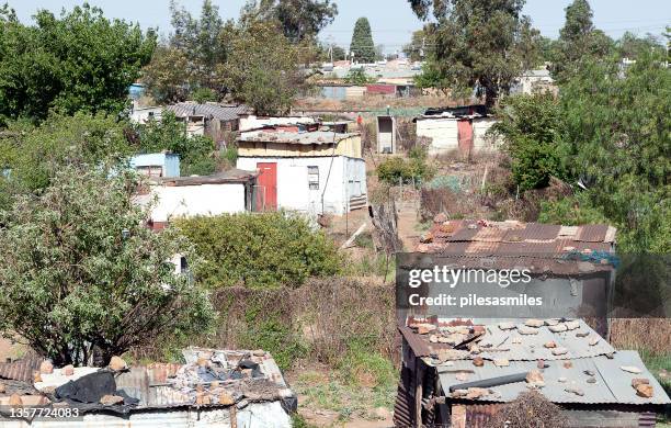 johannesburg township ghetto shacks, península del cabo, sudáfrica. - ghetto trash fotografías e imágenes de stock
