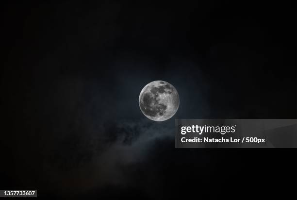 full moon - surface lunaire photos et images de collection
