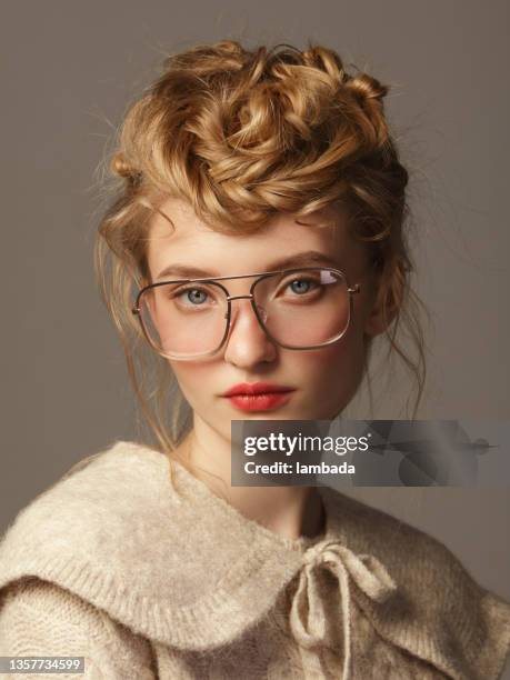 junge schöne frau mit brille - nerd woman stock-fotos und bilder