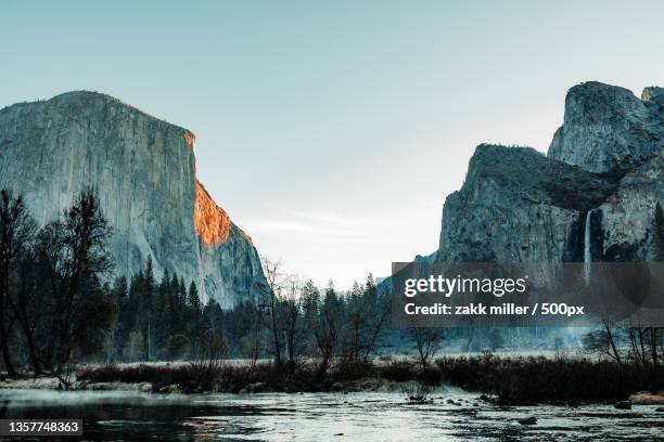 a cold moody afternoon in el capitan meadow,el capitan meadow,california,united states,usa - ヨセ�ミテ ストックフォトと画像